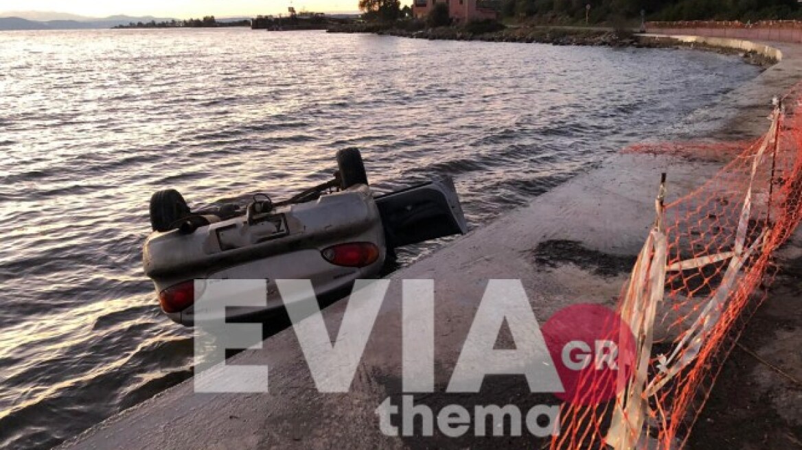 Σοβαρό τροχαίο στην Εύβοια - Αυτοκίνητο «τούμπαρε» στη θάλασσα