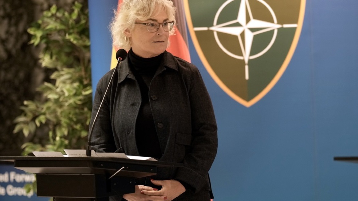 «Η Ρωσία δεν μπορεί να υπαγορεύει στους εταίρους του ΝΑΤΟ τη στάση τους» λέει η Γερμανίδα υπουργός Άμυνας