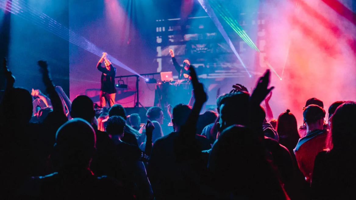 Η Αθήνα τη νύχτα -15 επιλογές για διασκέδαση τα Χριστούγεννα και την Πρωτοχρονιά 