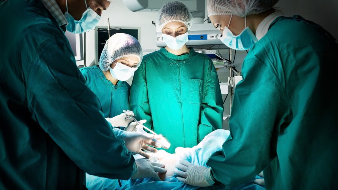 Έρευνα: Σε ποιες ηλικίες οι άνδρες κινδυνεύουν να πεθάνουν έπειτα από χειρουργική επέμβαση