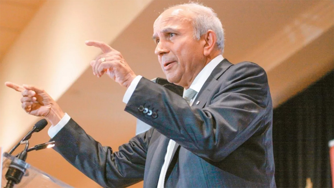 Δέκα χρόνια ο Πρεμ Γουάτσα «δείχνει» την Ελλάδα (κι εμείς κοιτάμε το δάχτυλο)