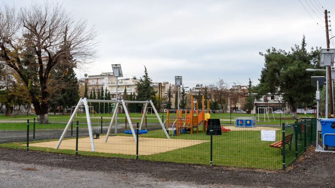 Μοσχάτο: Τρόμος για δύο 15χρονες σε παιδική χαρά - Άγνωστος τις απείλησε με μαχαίρι και τις θώπευσε