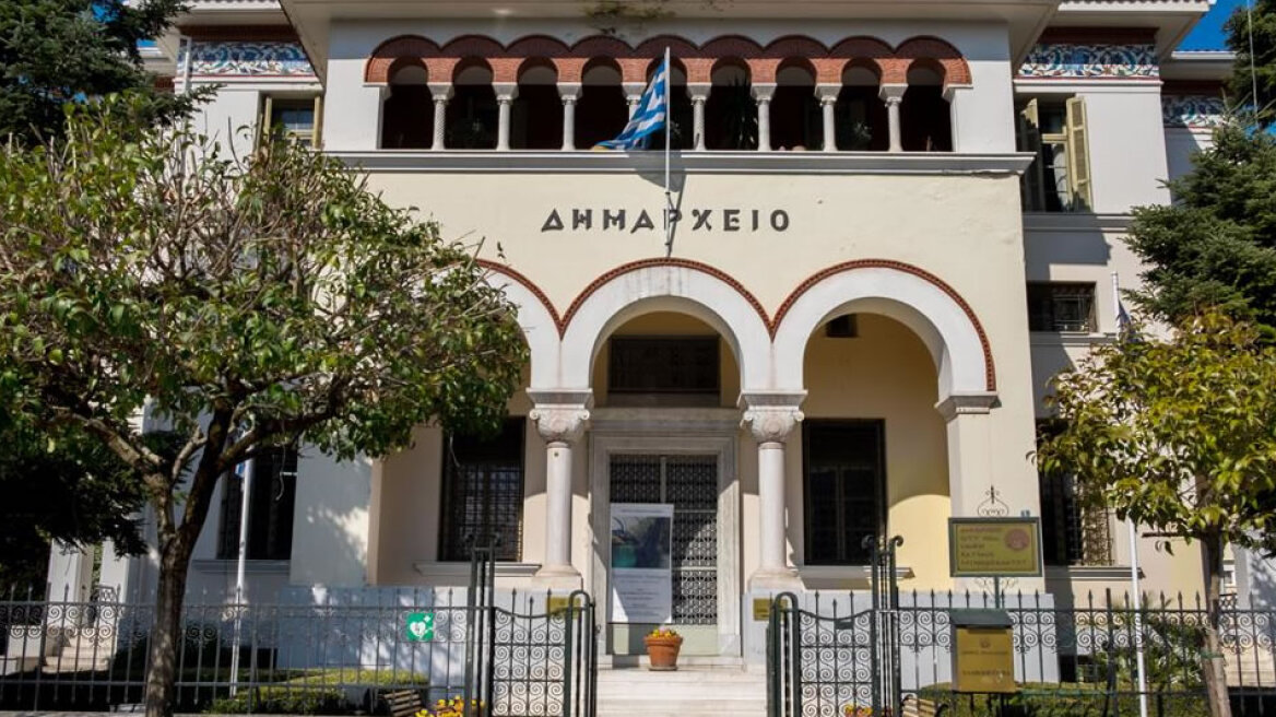Βανδαλισμοί και κλοπές σε δημοτικά οχήματα στα Ιωάννινα