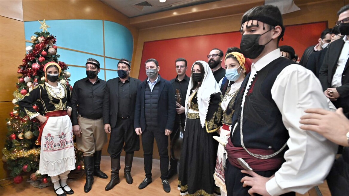 Χριστουγεννιάτικα κάλαντα στον Νίκο Ανδρουλάκη από την μπάντα της Πυροσβεστικής και τον «Ερωτόκριτο»