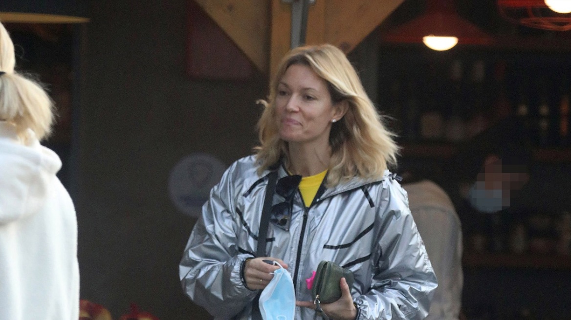 Η Βίκυ Καγιά χωρίς ίχνος μακιγιάζ κάνει τα ψώνια της στη Γλυφάδα (εικόνες)