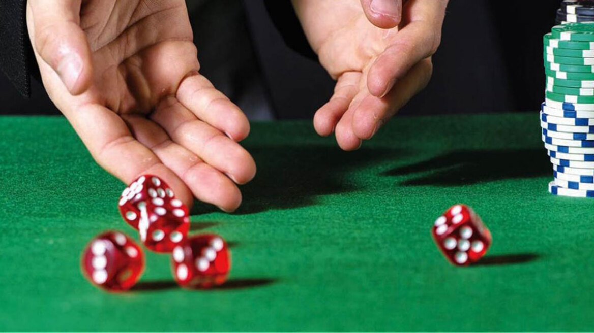 Συνελήφθησαν 11 άτομα που έπαιζαν ζάρια στο Ρέθυμνο