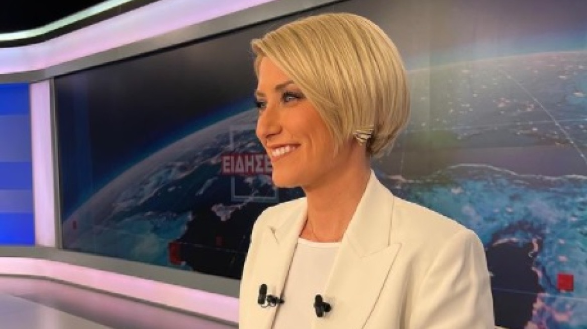 Η Σία Κοσιώνη κάνει βόλτα με τον γιο της στην Πλάκα (εικόνες)