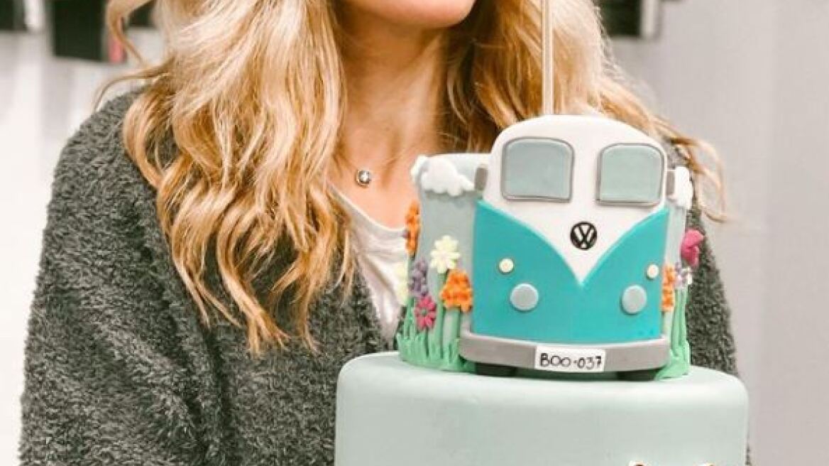 Στη θεατρική σκηνή γιόρτασε τα γενέθλιά της η Μαίρη Συνατσάκη: «Θέλω του χρόνου να μην φοράμε μάσκες, να μην φοβόμαστε»