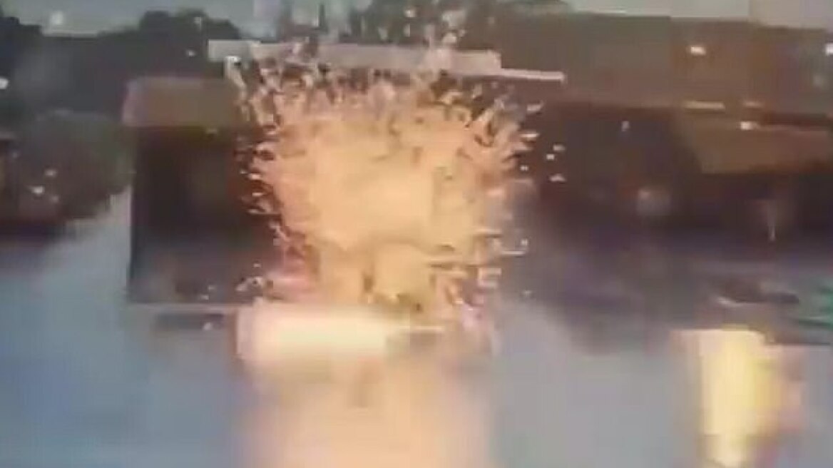 Κεραυνός χτυπάει την ομπρέλα σεκιούριτι - Δείτε το βίντεο