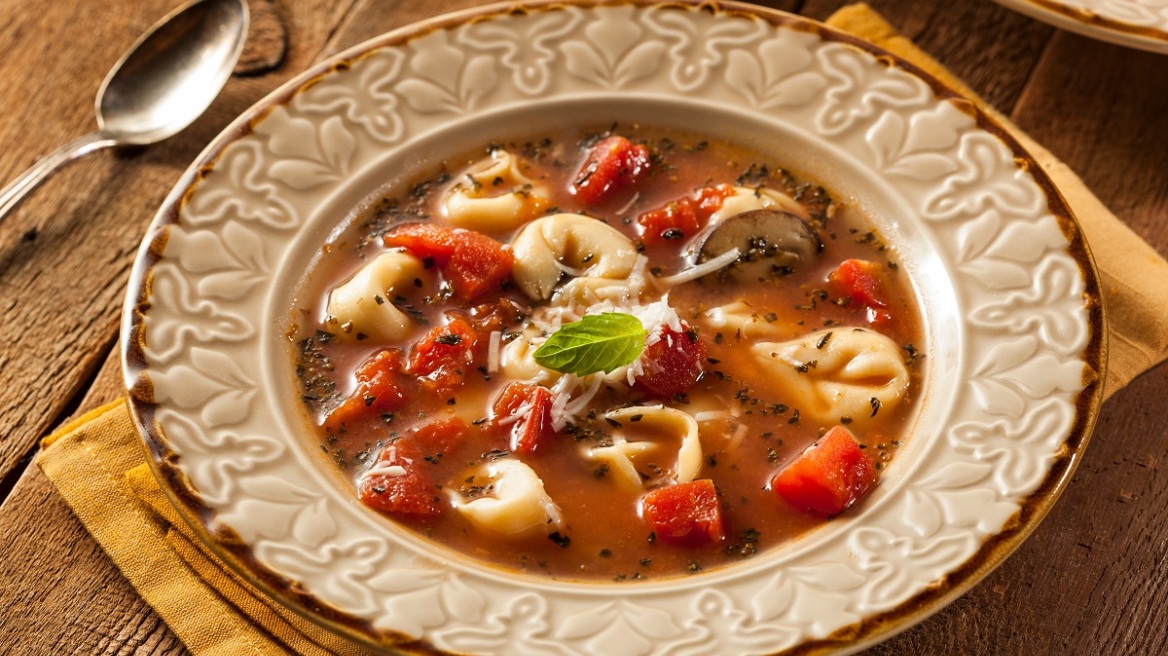 Ντοματόσουπα με τορτελίνια