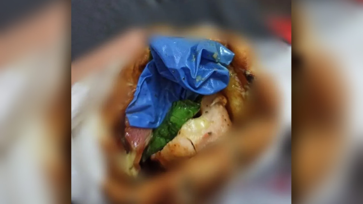 Παρήγγειλε πίτα καλαμάκι στη Λάρισα και είχε μέσα ένα… πλαστικό γάντι