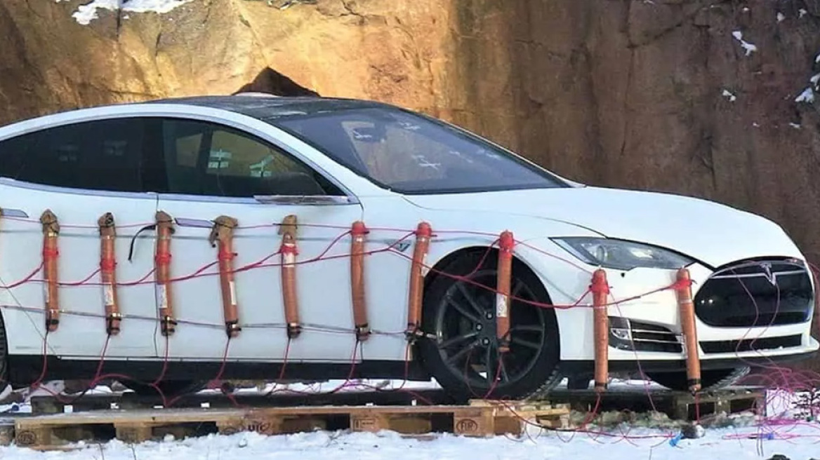 Ιδιοκτήτης Tesla: Προτίμησε να ανατινάξει το αυτοκίνητό του παρά να πληρώσει service $22.000