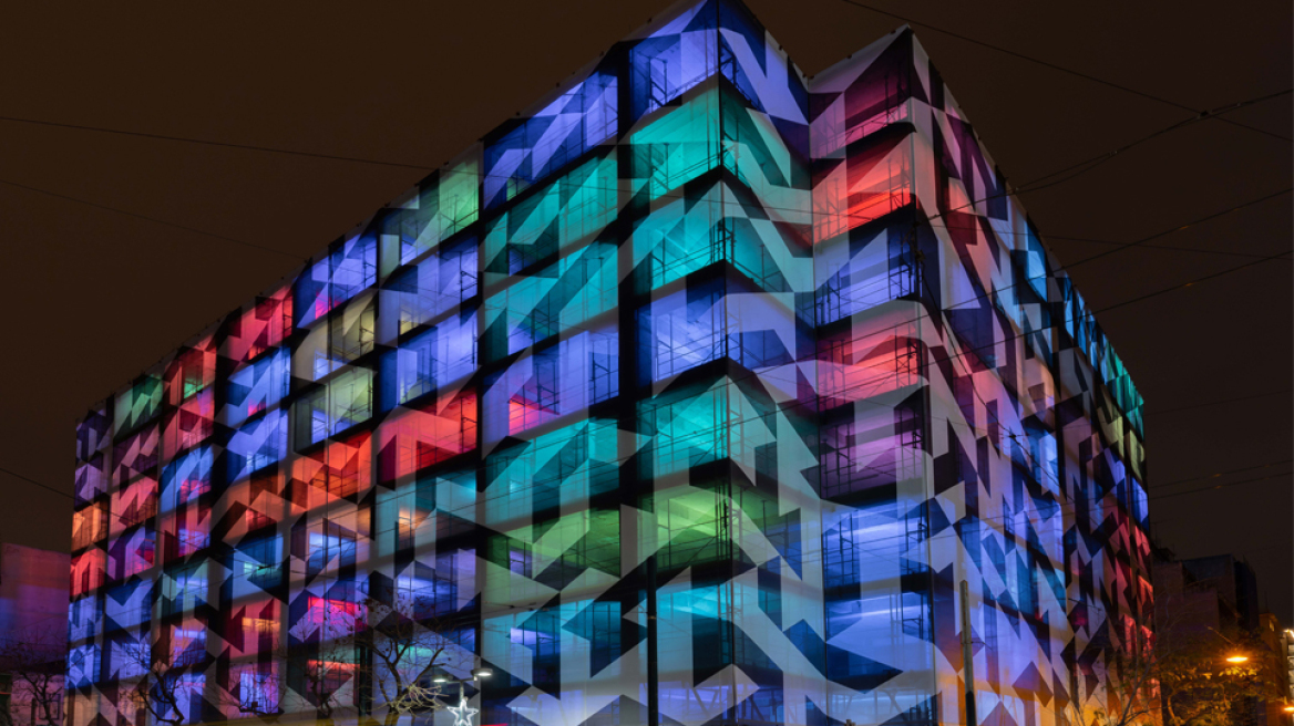 Δύο κτήρια - τοπόσημα έβαλαν τα γιορτινά τους