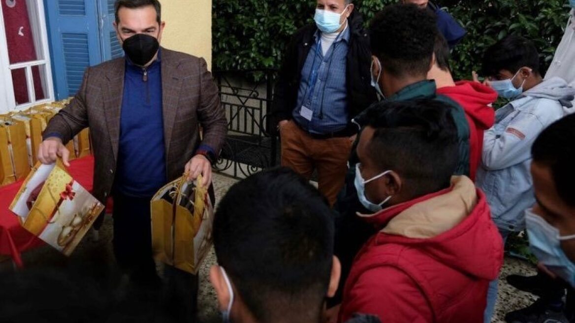 O Αλέξης Τσίπρας μοίρασε δώρα σε ανήλικα προσφυγόπουλα