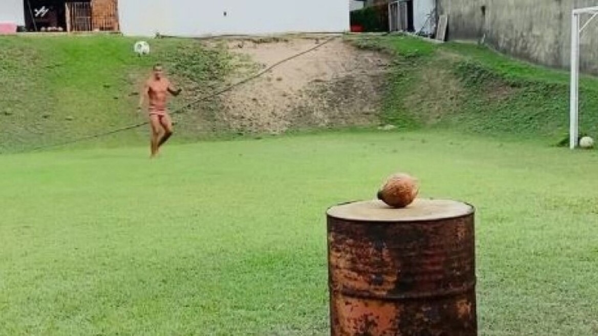 Ο Ζιοβάνι «μιλάει» ακόμα στην μπάλα, σημάδεψε από απόσταση μια καρύδα σε ένα βαρέλι (vid)