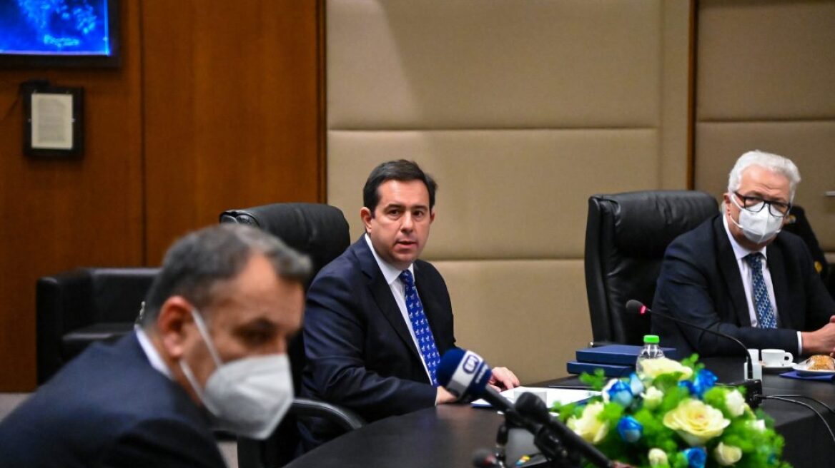 Συνάντηση Παναγιωτόπουλου-Μηταράκη: Απεμπλοκή των Ενόπλων Δυνάμεων από τη διαχείριση του μεταναστευτικού