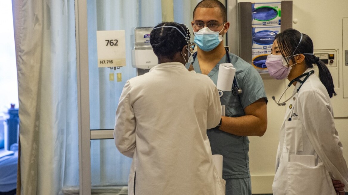 Κορωνοϊός: Τα CDC επιμένουν στην πενθήμερη καραντίνα για όσους έχουν βρεθεί θετικοί 