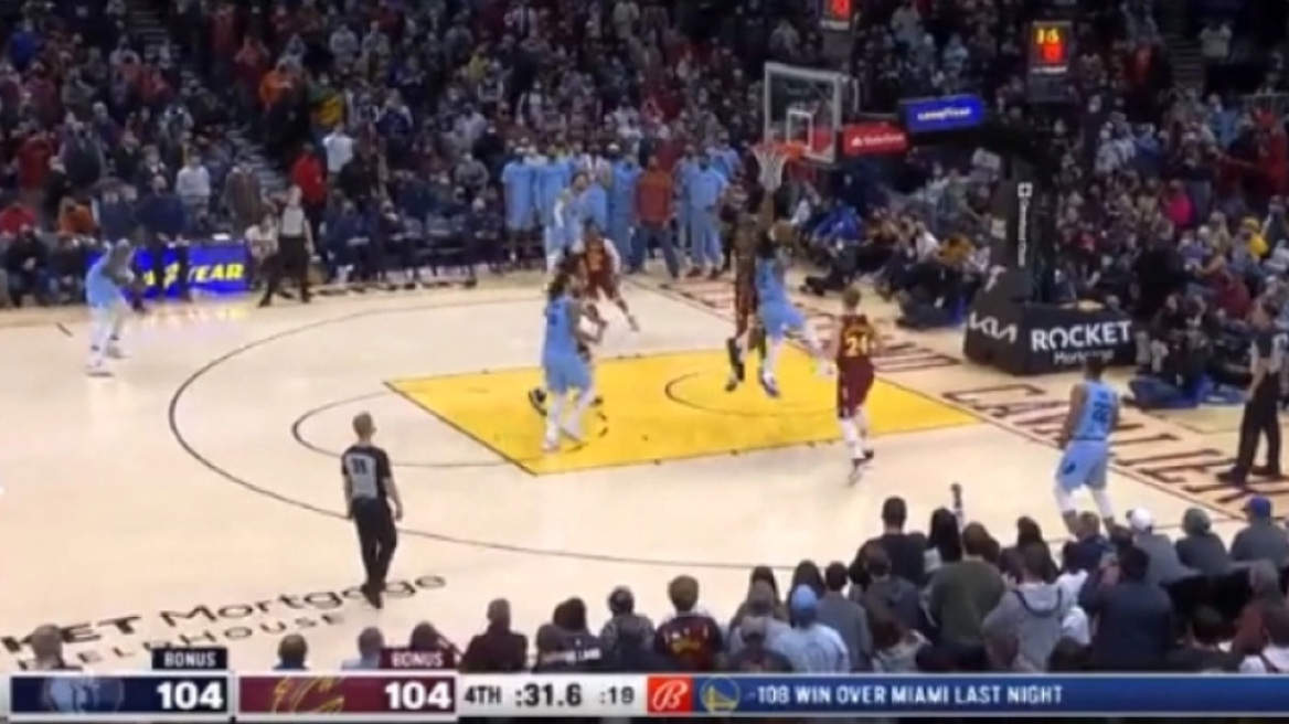 Mοράντ: Το απίθανο clutch καλάθι με διπλό σπάσιμο μέσης