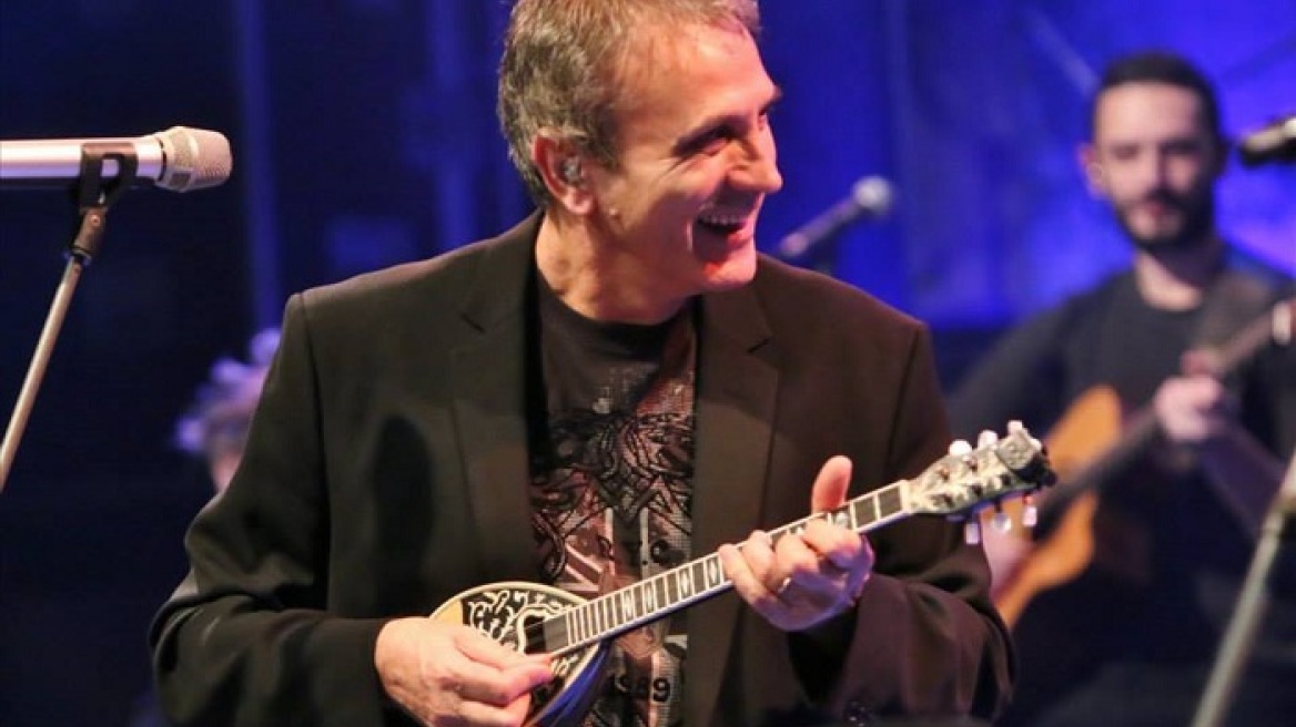 Ο Γιώργος Νταλάρας τραγουδά ρεμπέτικα στο Christmas Theater