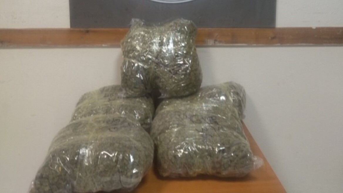 Μετέφερε πεζή επτά κιλά χασίς από την Αλβανία