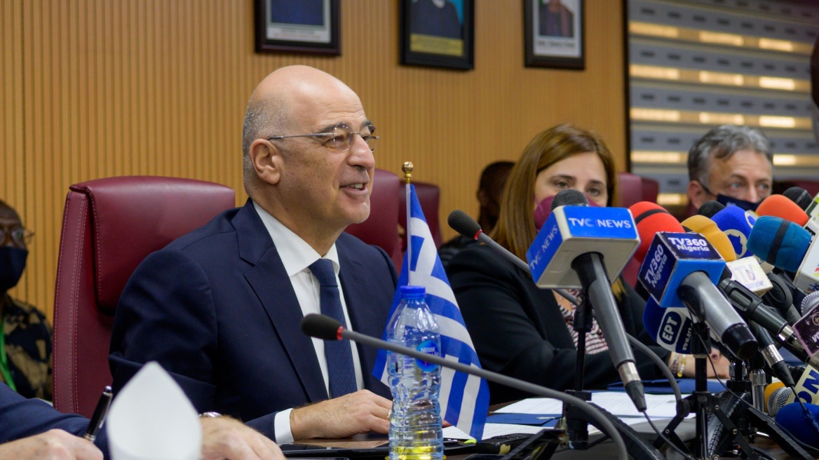 Ο Νίκος Δένδιας ανακοίνωσε ελληνική δωρεά 907.000 εμβολίων στη Νιγηρία