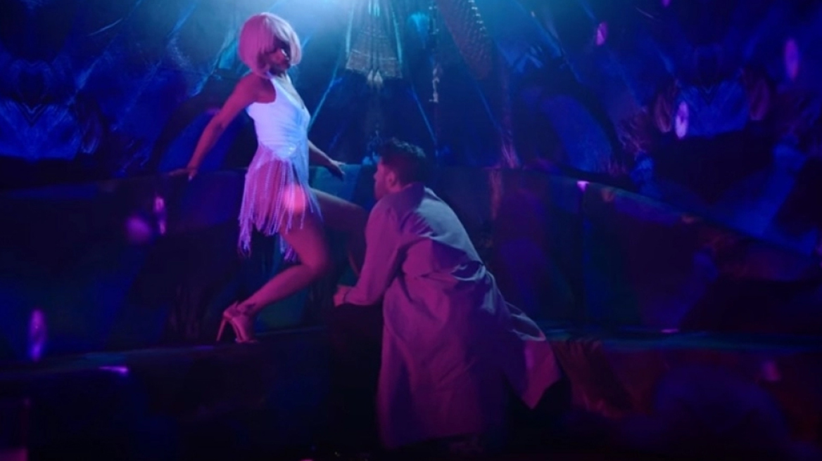 Στο νέο video clip του Αργυρού η Φουρέιρα του κάνει lap dance
