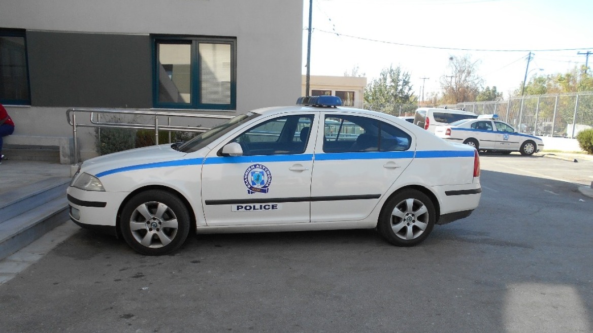 Πρωτοφανές επεισόδιο στον Βόλο: 52χρονη επιτέθηκε σε αστυνομικό για ένα... πρόστιμο για τον κορωνοϊό!