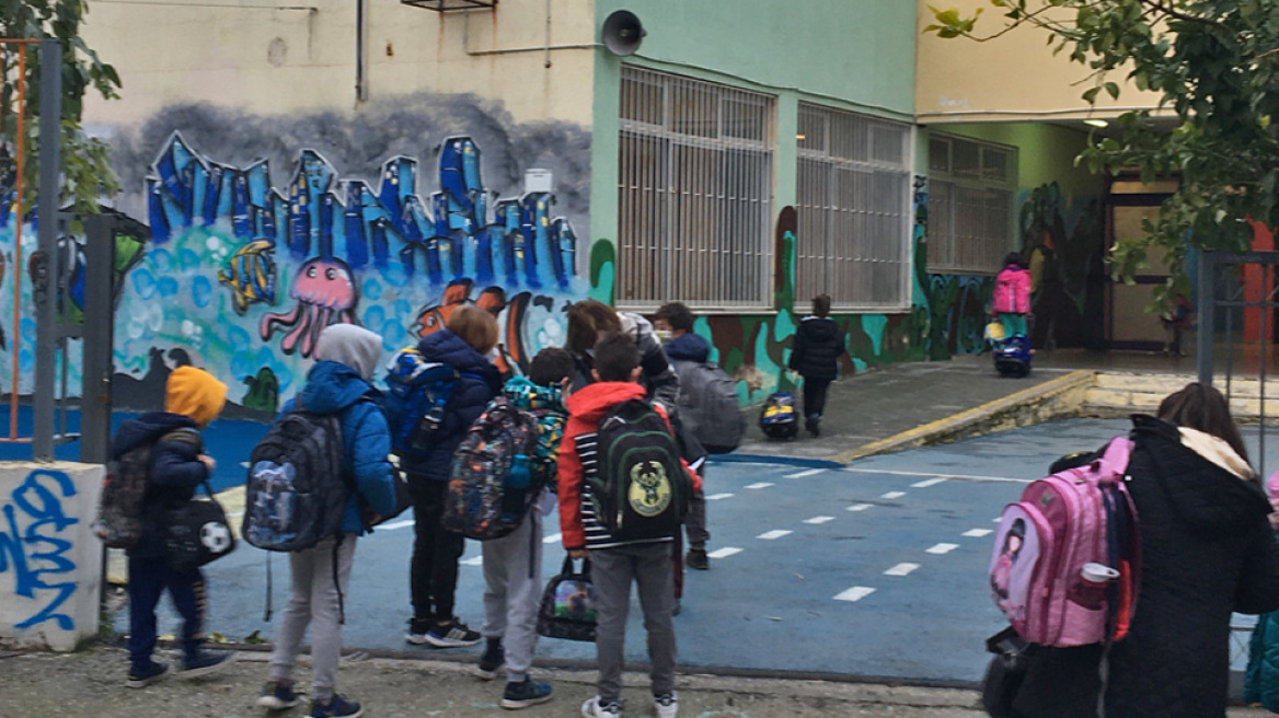 Σήμερα το 3ο self test για 1,5 εκατ. μαθητές - Προβληματισμός για τα κρούσματα σε ηλικίες κάτω των 17 ετών 