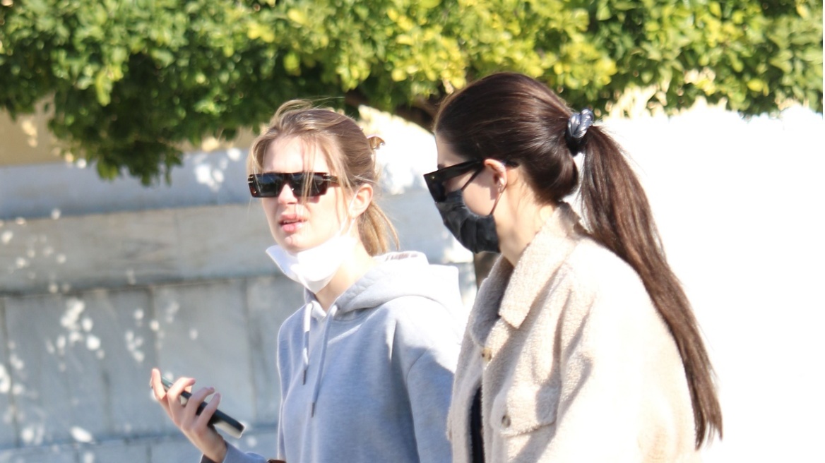 Αμαλία Κωστοπούλου: Η βόλτα στην ηλιόλουστη Αθήνα με φίλη της