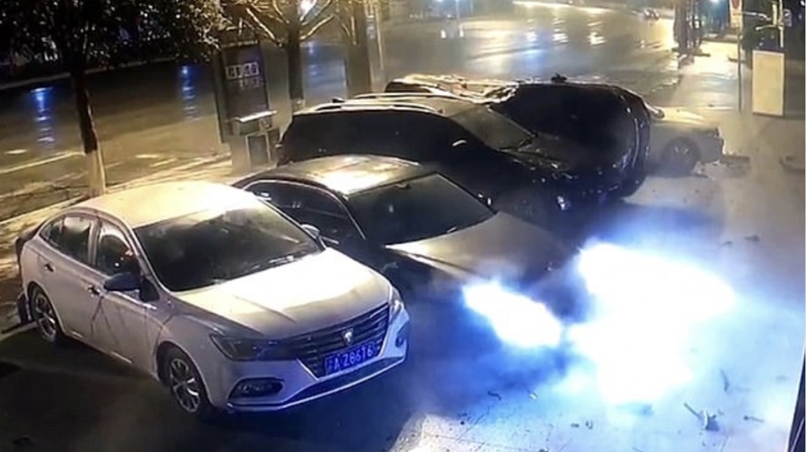 H στιγμή που αυτοκίνητο απογειώνεται και... παρκάρει - Δείτε το βίντεο