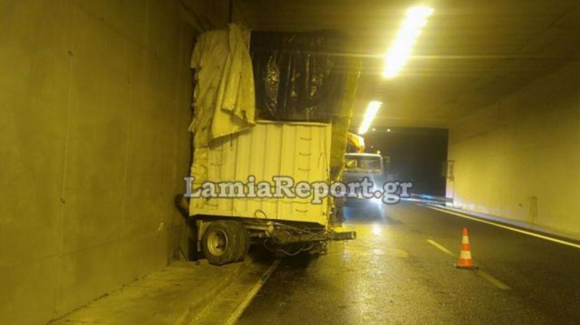 Έσπασε τρέιλερ μέσα σε τούνελ της εθνικής οδού στο ύψος των Καμένων Βούρλων, τρελή πορεία για 100 μέτρα 