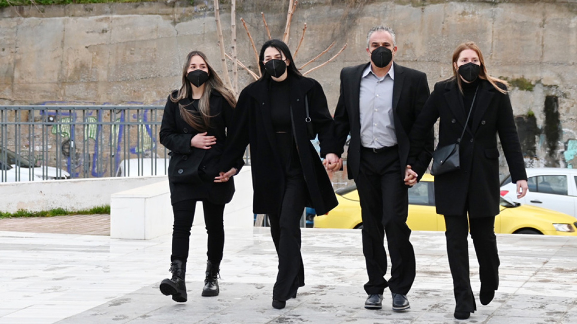 Εικόνα-μήνυμα για το ελληνικό MeToo: Μια γροθιά η οικογένεια του θύματος στο δικαστήριο