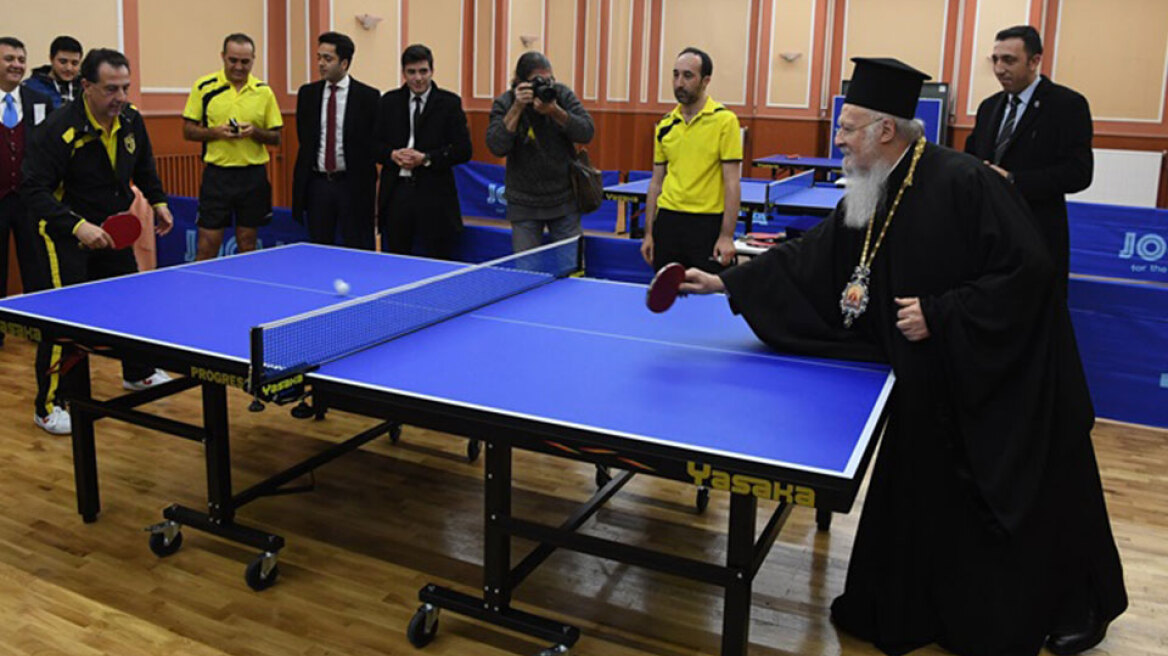 O Οικουμενικός Πατριάρχης έπαιξε πινγκ πονγκ - Δείτε βίντεο