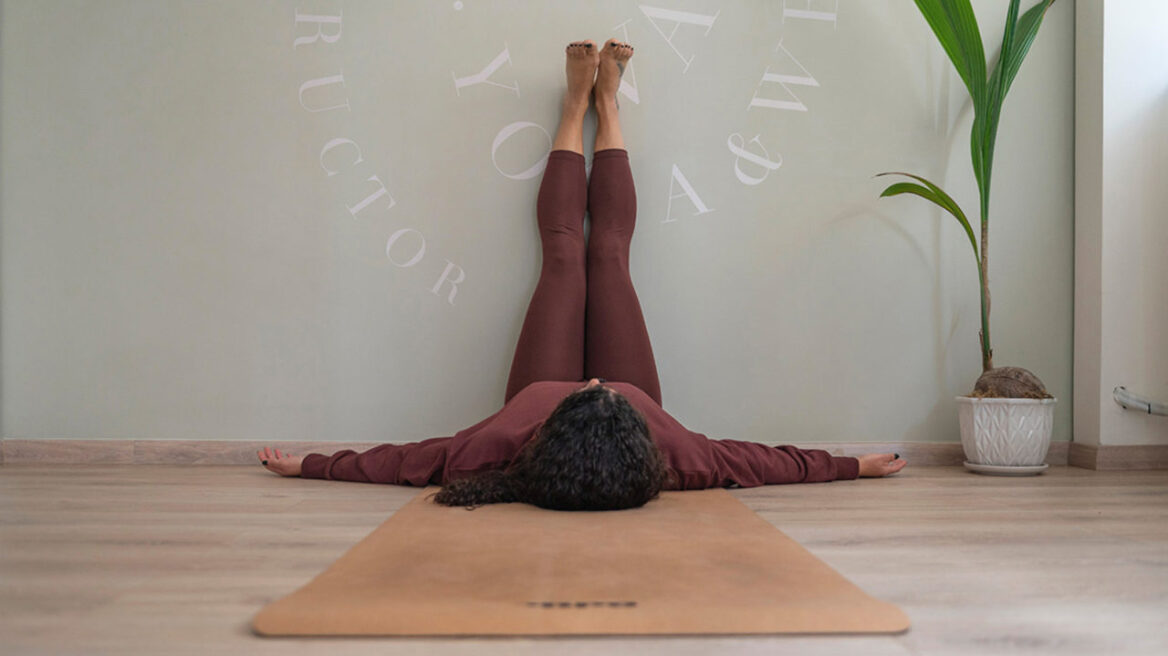 Τέσσερις ασκήσεις γιόγκα που μειώνουν θεαματικά το άγχος και την ένταση