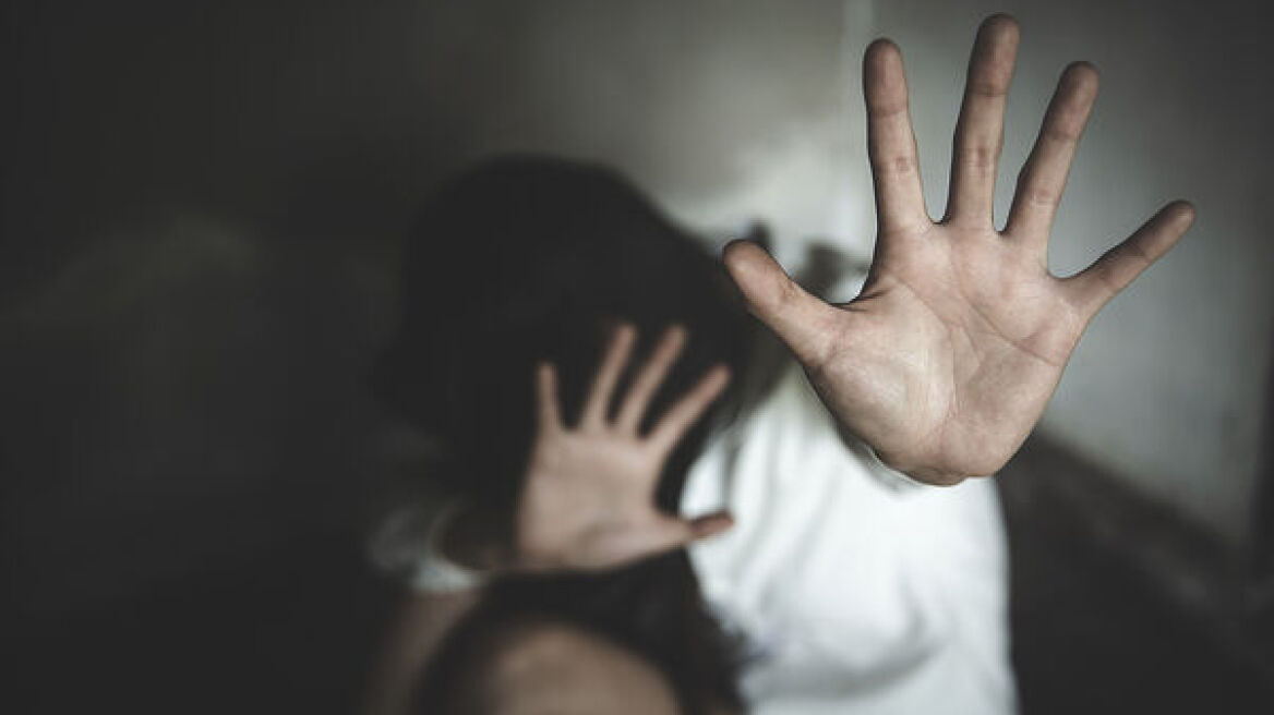 Διευθυντής κλινικής κατηγορείται από τις τρεις πρώην συζύγους του για κακοποίηση 