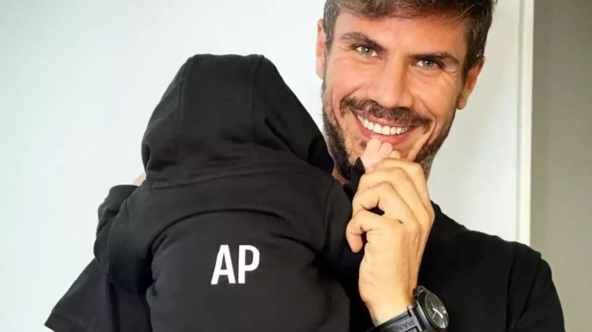 Ο Άκης Πετρετζίκης μπήκε στην κουζίνα με τον γιο του