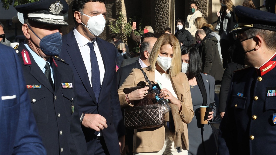 Τζένη Μπαλατσινού: Με casual chic σύνολο σε κρεμ αποχρώσεις