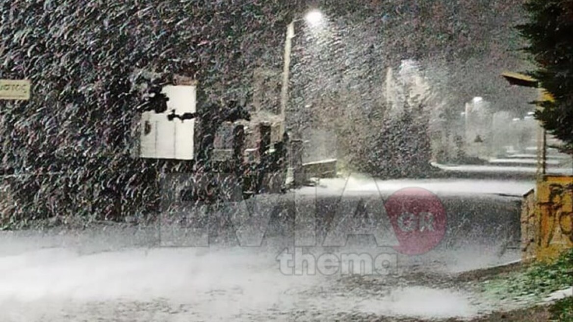 Εύβοια: Μάχη με τον χιονιά σε Κύμη και Κριεζά