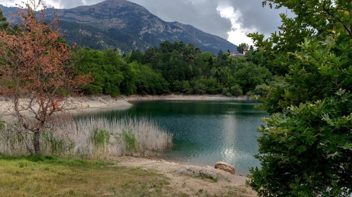 Λίμνη Τσιβλού: Ένας υδάτινος παράδεισος που δημιουργήθηκε από μία καταστροφή