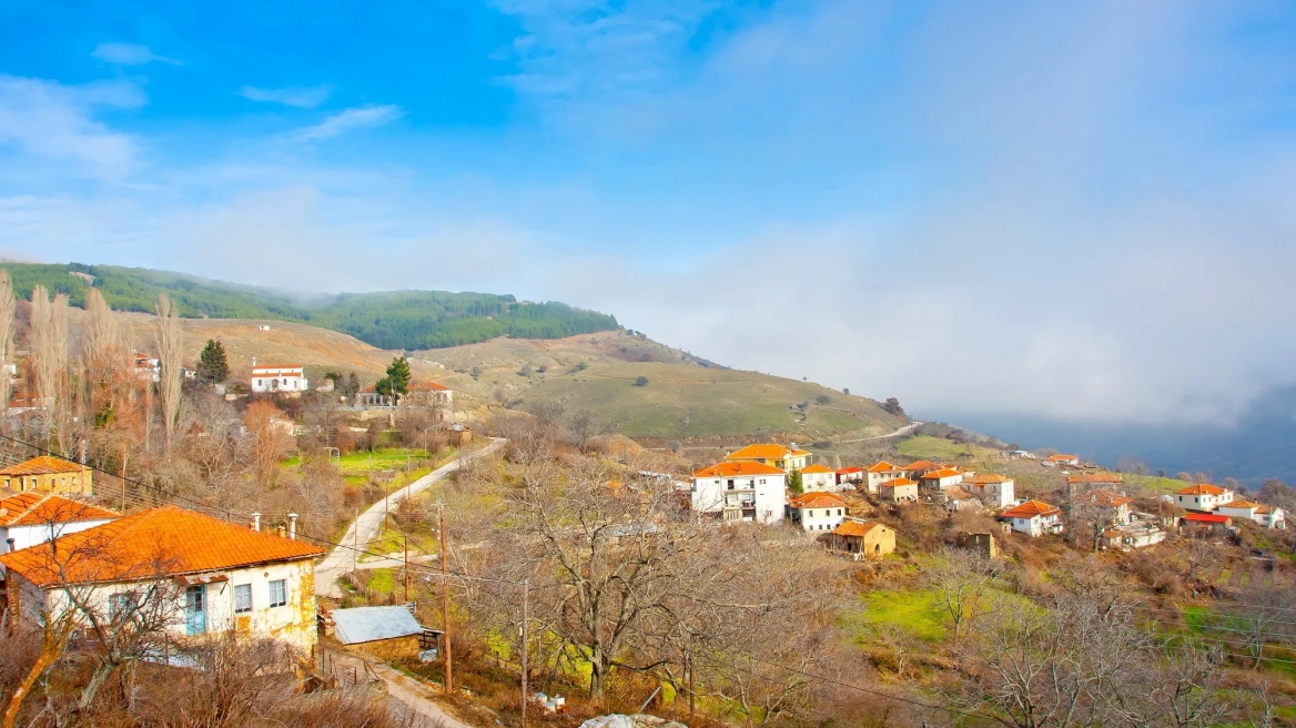 Σιδηροχώρι: Η συγκλονιστική θέα στην Καστοριά και τα γυρίσματα για το «Ψυχή Βαθιά»