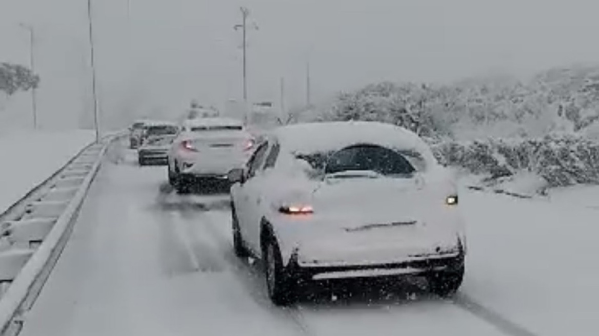 Λεωφόρος Μαραθώνος: Δεκάδες ακινητοποιημενα οχήματα λόγω χιονόπτωσης 