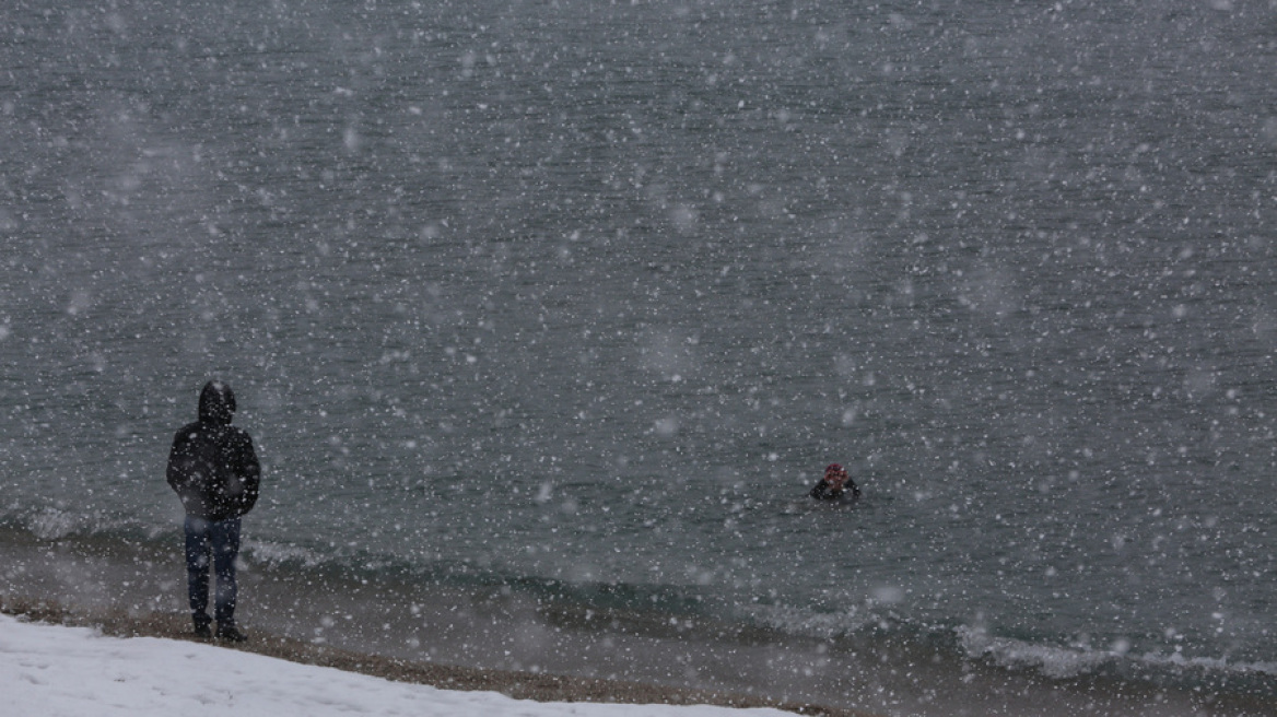 Μέχρι τη θάλασσα έφτασαν τα χιόνια σε Εύβοια και Φθιώτιδα 
