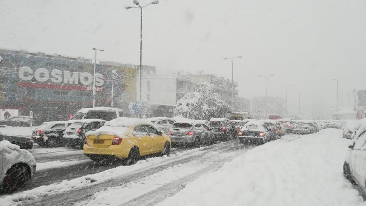 Εγκλωβισμένοι παραμένουν δεκάδες οδηγοί στη Μεσογείων και στα δύο ρεύματα