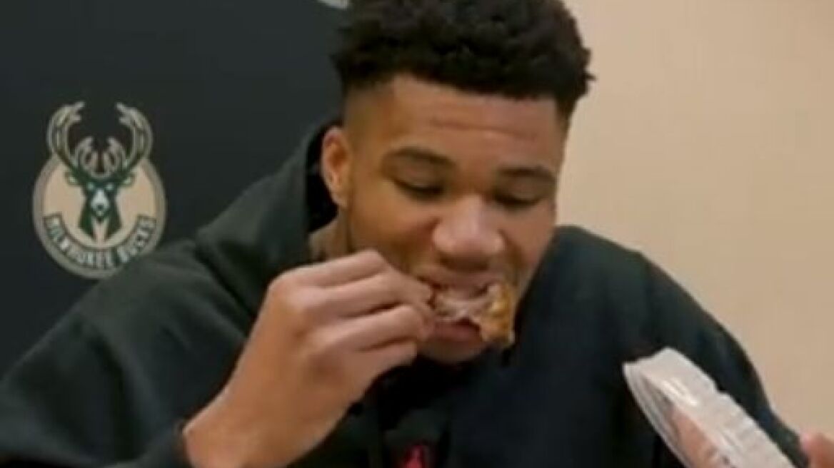 Ο Αντετοκούνμπο έγινε viral τρώγοντας φτερούγες κοτόπουλου την ώρα της συνέντευξης Τύπου 