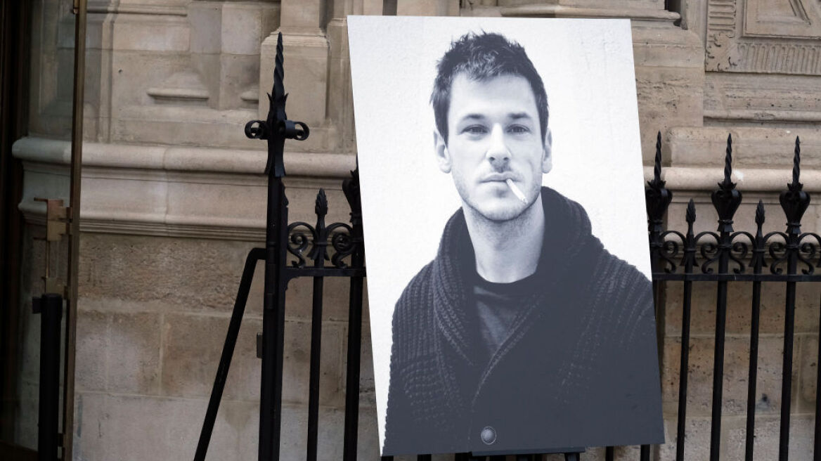 Γκασπάρ Ουλιέλ: Συντετριμμένη η σύντροφός του στην κηδεία του - Κρατούσε αγκαλιά τον γιο τους