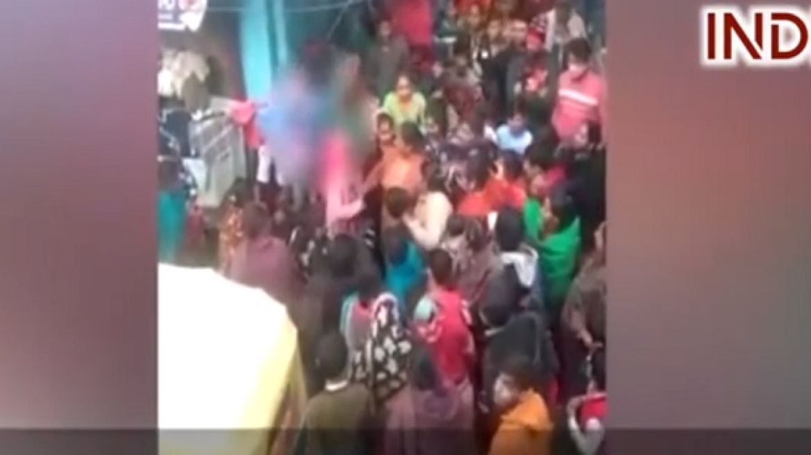 Ινδία: Έντεκα συλλήψεις μετά τον ομαδικό βιασμό μιας 21χρονης στον δρόμο