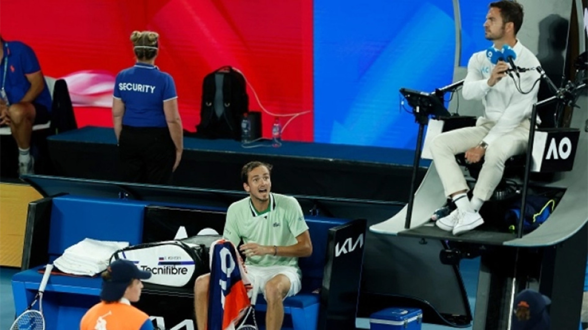 Μεντβέντεφ: Πρόστιμο 15.000 ευρώ για το «ηλίθιος» στον διαιτητή