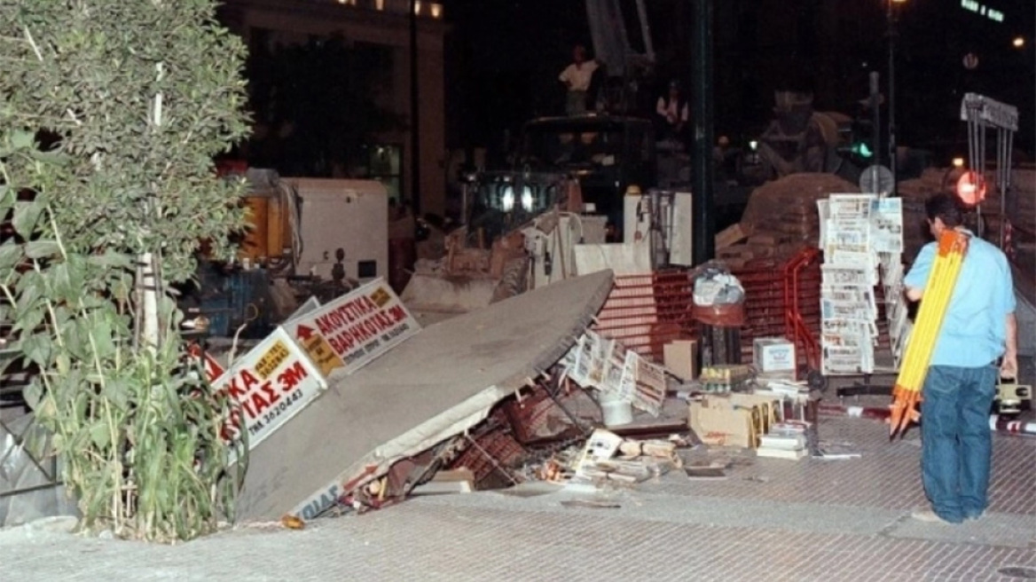 Όταν ο μετροπόντικας κατάπιε το περίπτερο σε live μετάδοση: Βρίσκεται ακόμα εκεί… θαμμένο (vids)