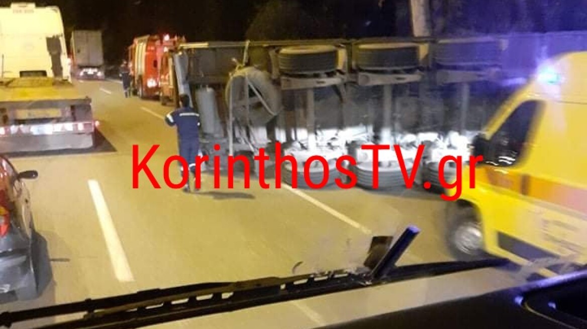 Ανατροπή νταλίκας στη λεωφόρο Σχιστού