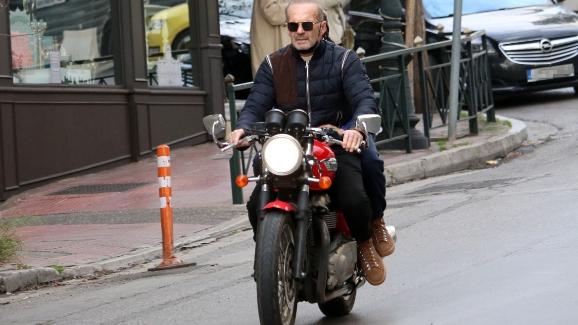 Πέτρος και Μάξιμος Κωστόπουλος: Δείτε τους σε βόλτα με τη μηχανή στο Κολωνάκι (φωτό)